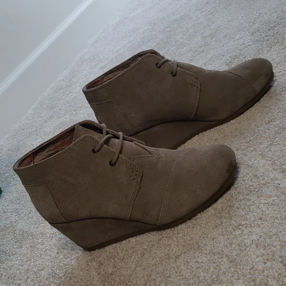 Tom's Kala suede wedge bootie Desert‎ Taupe lace-up